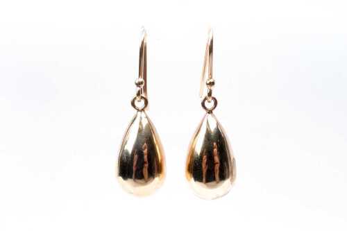 A pair of drop earrings in 9 carat yellow gold