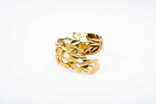 A floral design ring in 22 carat gold
