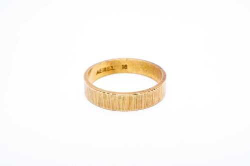 A vintage band in 18 carat yellow gold