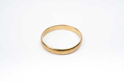 A vintage band in 18 carat yellow gold