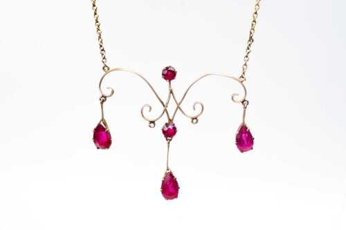An antique garnet necklace in 9 carat yellow gold