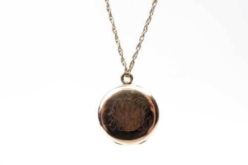 A vintage locket and necklace in 9 carat yellow gold