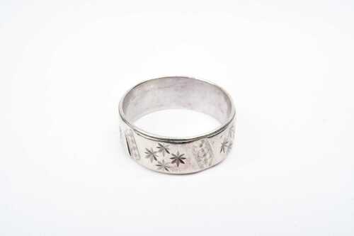 A vintage star patterned band in 9 carat white gold.