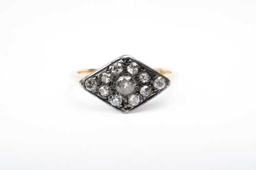 An antique diamond ring in 18 carat yellow gold