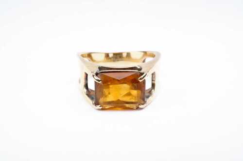 A vintage citrine ring in 9 carat yellow gold