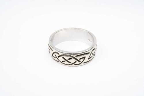 A Celtic patterned band in 9 carat white gold