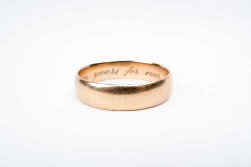 An antique wedding band in 15 carat yellow gold