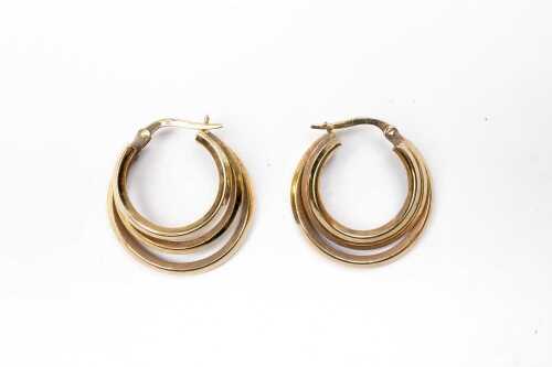 A pair of triple hoop earrings in 9 carat yellow gold