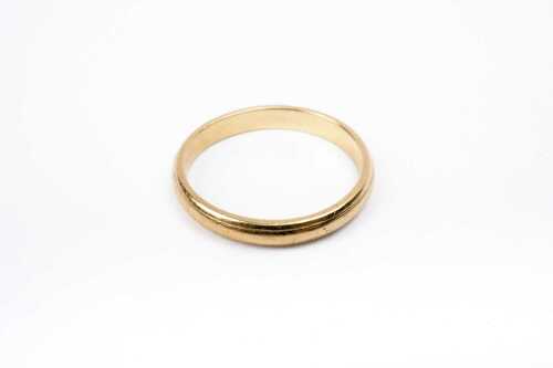 A wedding band in 18 carat yellow gold