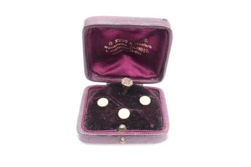A set of four antique cuff buttons in 9ct yellow gold in original box