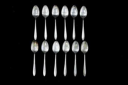 Set of 12 Heirloom (Oneida) 'Lasting Spring' sterling silver teaspoons, weight 235g