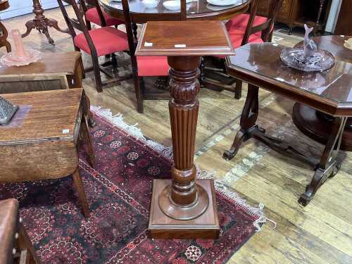 Antique style mahogany pedestal