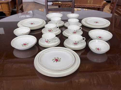Royal Doulton 'Sweetheart Rose' porcelain dinner setting for six