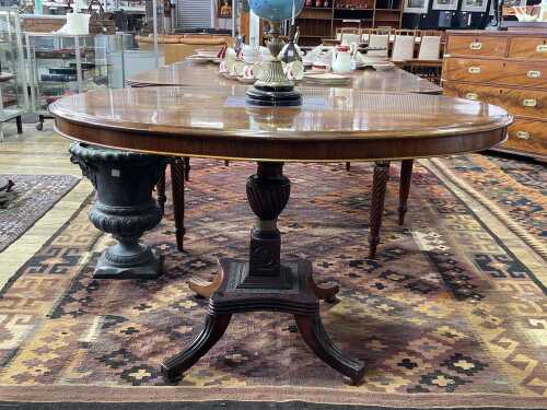 Early Victorian rosewood oval loo table