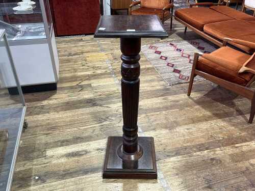 Antique style mahogany pedestal
