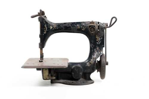 Antique Singer 24-25 miniature sewing machine