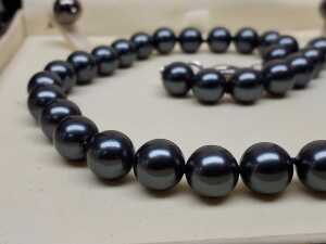 Faux pearl necklace and earrings - 2