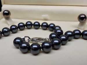 Faux pearl necklace and earrings - 3