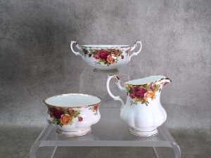 Three Royal Albert 'Old Country Roses' porcelain pieces