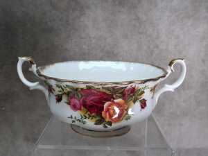 Three Royal Albert 'Old Country Roses' porcelain pieces - 2