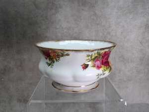 Three Royal Albert 'Old Country Roses' porcelain pieces - 3