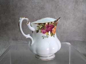 Three Royal Albert 'Old Country Roses' porcelain pieces - 4