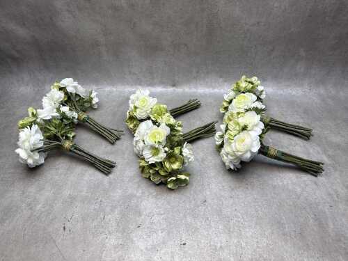 Artificial short-stemmed flowers in white tones
