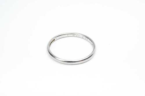 A vintage band in platinum
