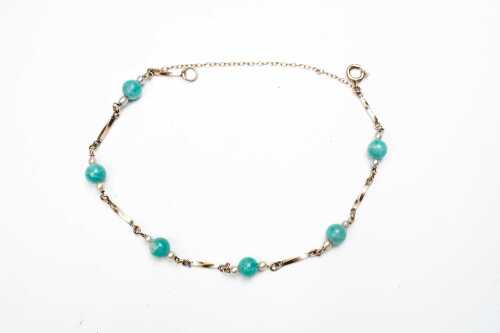A vintage turquoise and pearl bracelet in 9 carat yellow gold