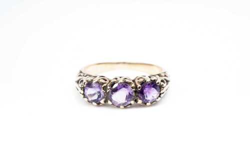 An amethyst ring in 9 carat yellow gold