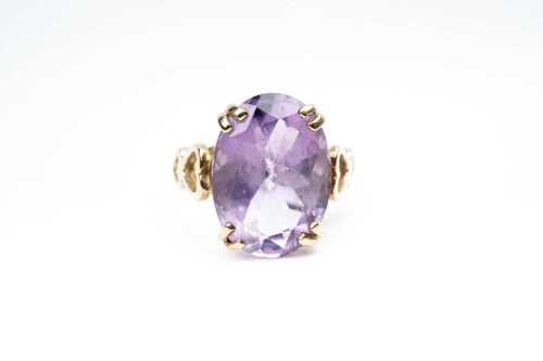 An amethyst ring in 9 carat yellow gold