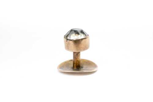 An antique collar stud in 15 carat yellow gold