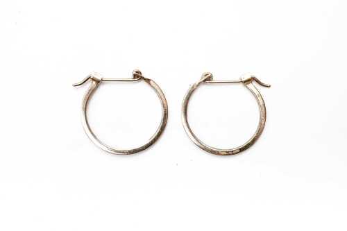 A pair of hoop earrings in 9 carat yellow gold