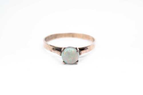 An opal ring in 9 carat yellow gold
