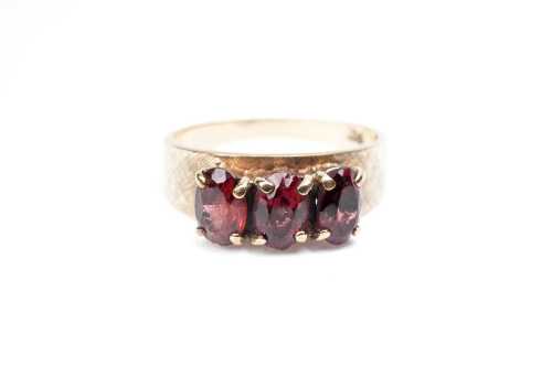 A garnet ring in 9 carat yellow gold