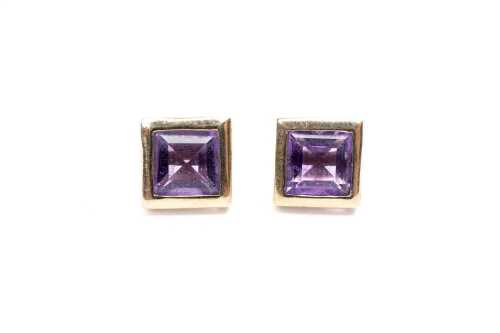 A pair of amethyst stud earrings in 9 carat yellow gold