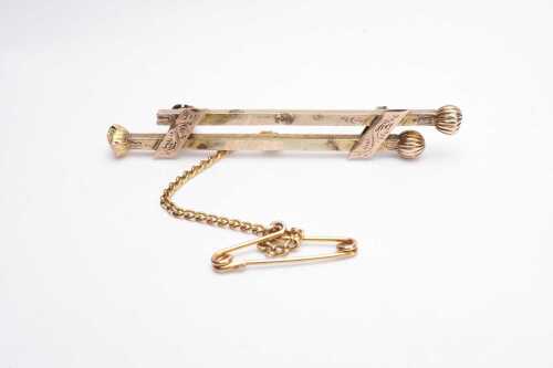 An antique bar brooch in 15ct yellow gold.