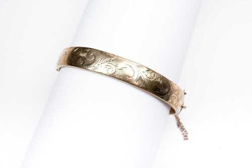 A 9ct lined engraved hinged bangle