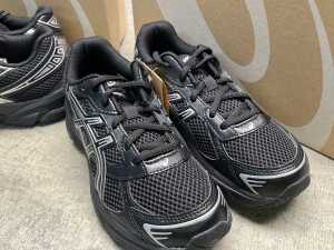 Two pairs Asics Gel-1130 GS size US 5 Kid's - 3