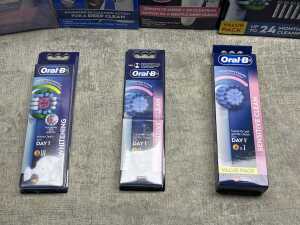 Group of Oral B products - 4