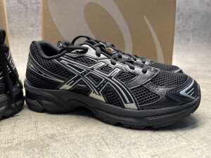 Two pairs Asics Gel-1130 GS size US 6 Kid's - 3