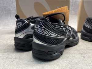 Two pairs Asics Gel-1130 GS size US 6 Kid's - 4