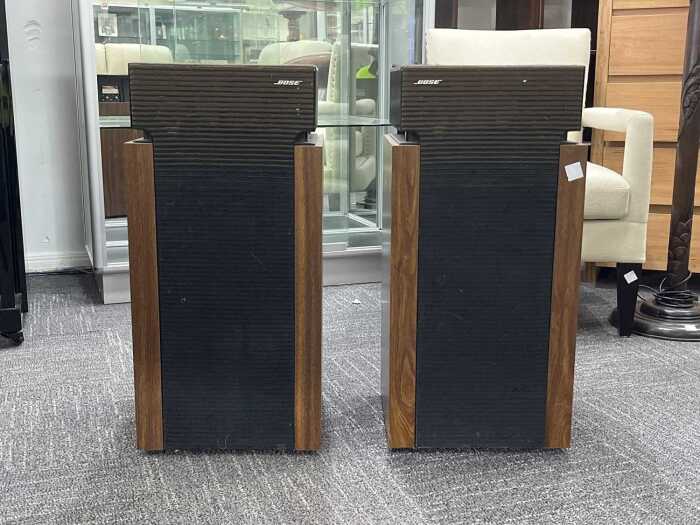 Pair of Bose 601 floor speakers
