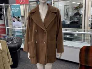Designer-style double-breasted camel wool pea coat with tortoiseshell buttons - 2