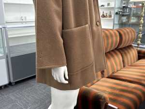 Designer-style double-breasted camel wool pea coat with tortoiseshell buttons - 4