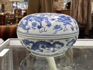 Chinese blue and white porcelain lidded bowl