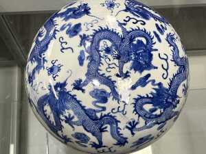 Chinese blue and white porcelain lidded bowl - 2