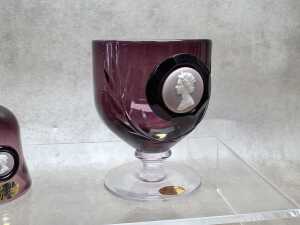 Two Wedgwood Silver Jubilee amethyst and clear glass pieces with applied lilac Jasper cameos - 2