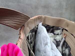 Designer-style handbag in rose gold tones - 3