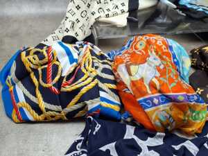 Designer-style scarves in assorted colours - 3